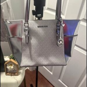 Michael Kors Charlotte Large Tote ShoulderBag. Metallic Silver and White Color.